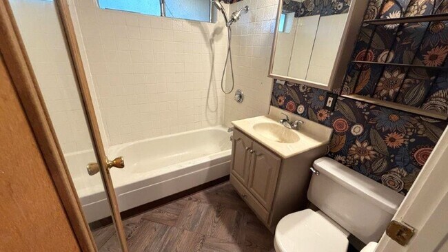 Building Photo - Martinez! 3 bedroom 1 bath Single family home!