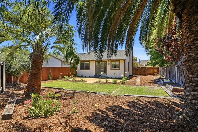Building Photo - Remodeled 2 Bed, 2 Bath Townhouse in Petaluma's Morningstar Community