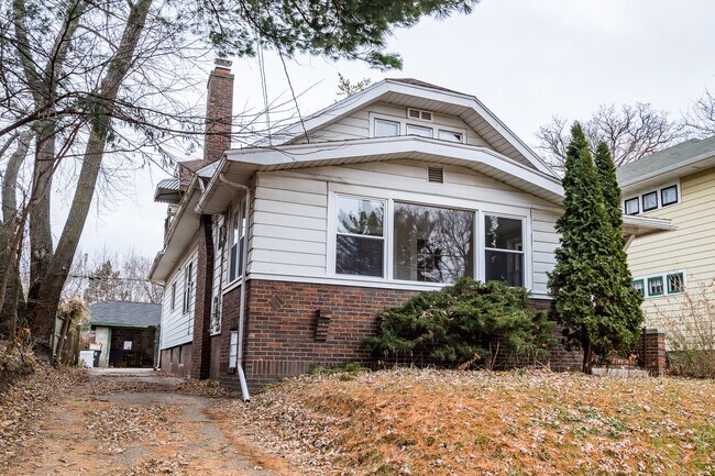 Primary Photo - 2330 E Johnson St