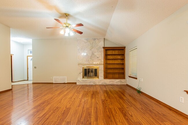 Building Photo - Beautiful 3 Bed 2 Bath in the Heart of OKC!