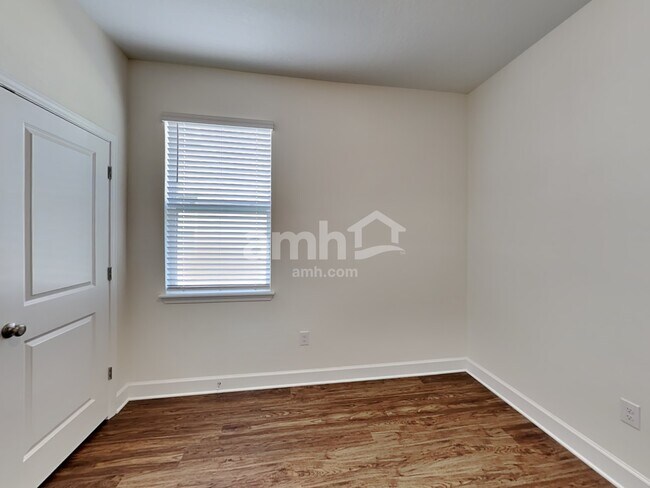 Building Photo - 922 Walden Woods Dr