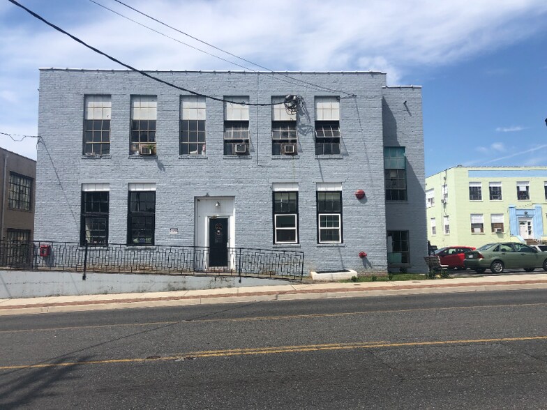 Building Photo - 1417 Kemper St