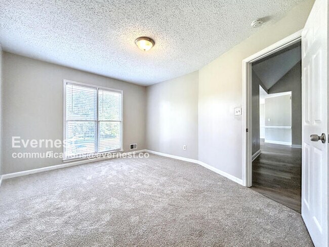 Building Photo - 19 Abbey Ln