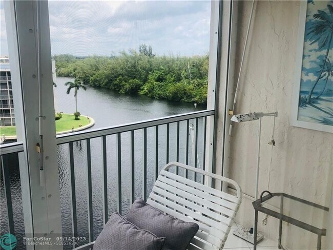 Building Photo - 1523 E Hillsboro Blvd