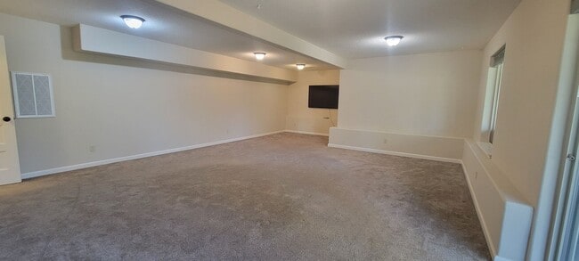 Building Photo - 125 S Ash St