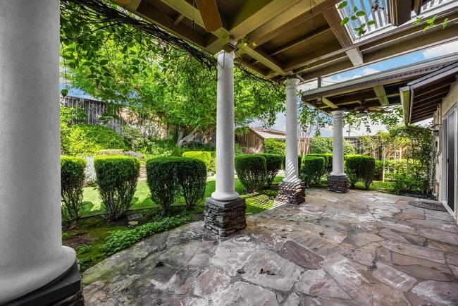 Building Photo - Adorable 3 Bed / 2 Bath Home w/ Detached 2 Car Garage