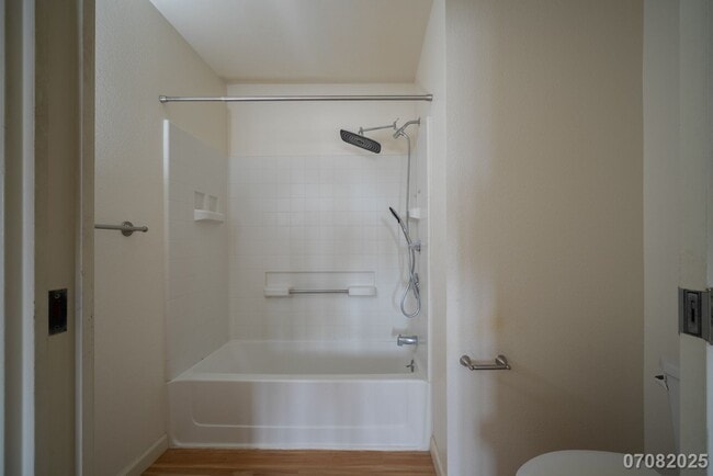 Building Photo - 2 Bedroom 2 Bathroom 2 Assigned Parking in...