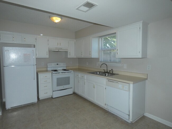 Building Photo - 833 Spring Ct