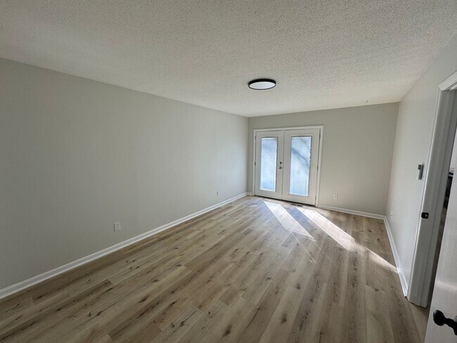 Building Photo - Modern 3bed/2bath in GREAT neighborhood!