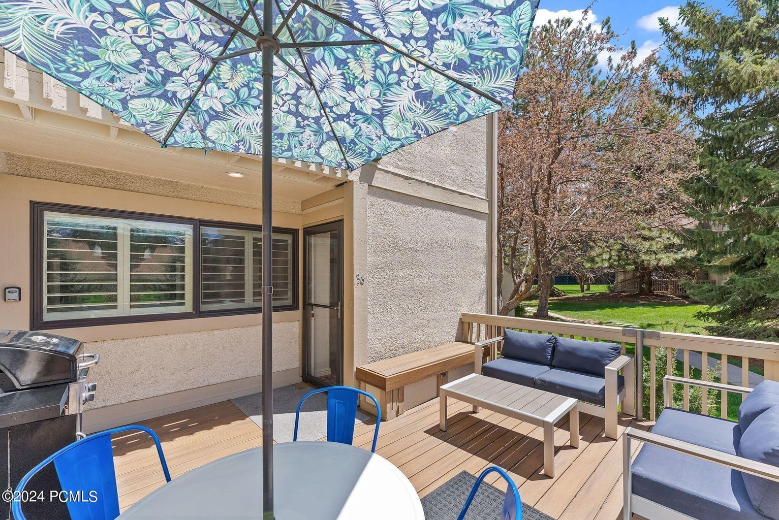 beautiful private setting - 36 Racquet Club Dr