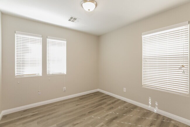 Building Photo - 10186 W Glen Aire Ave