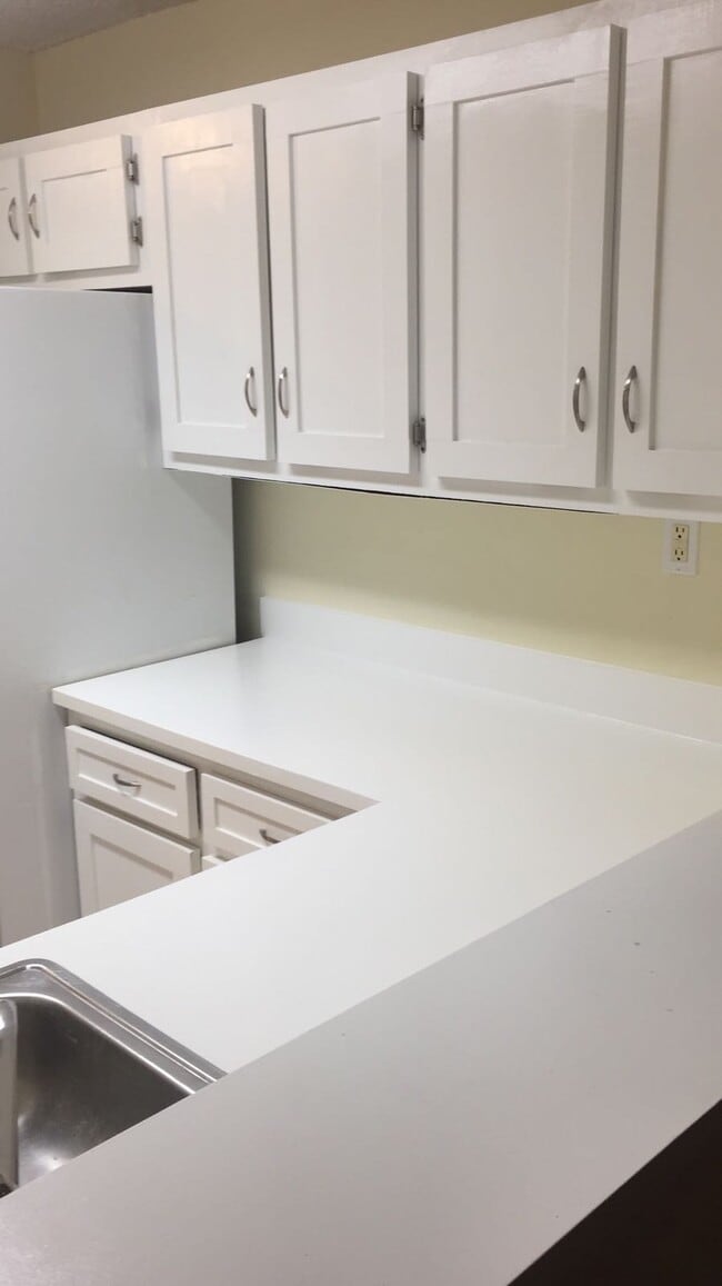 Building Photo - 212 Palm Cir E