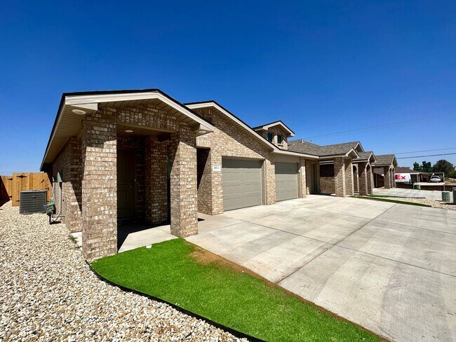 Building Photo - Indulge in Luxury: Upscale 3-Bedroom Duplex for Rent in Coveted Harvest Neighborhood