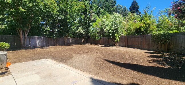 Building Photo - Wonderful 3 Bedroom 2.5 Bathroom Home in E...