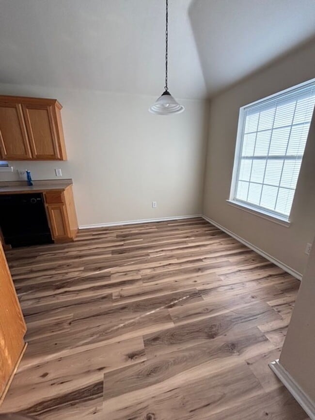 Building Photo - Charming 3 Bedroom, 2 Bath Home – Move-In Ready!