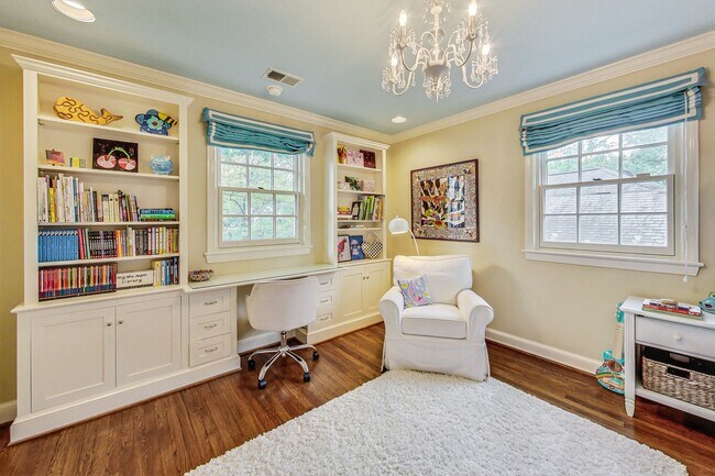 Building Photo - COMING SOON - Stunning 4 bed + 2 full & 2 1/2 bath Classic in NW DC