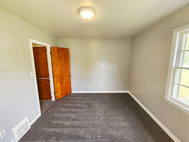 Building Photo - Renovated 2BR/1BA Home
