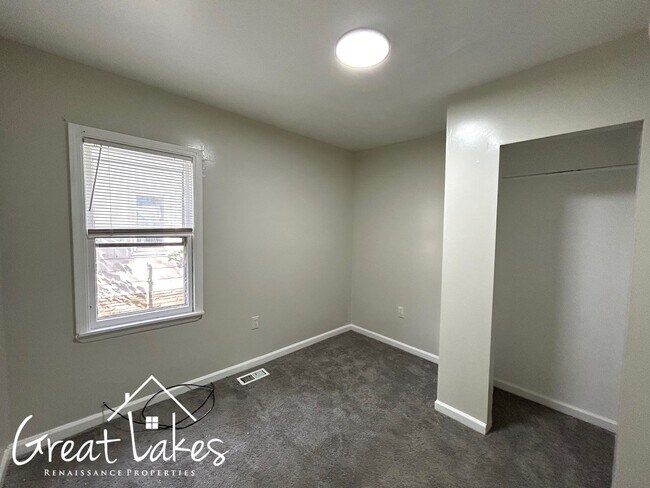 Building Photo - Charming 3 Bedroom 1 Bathroom now availabl...