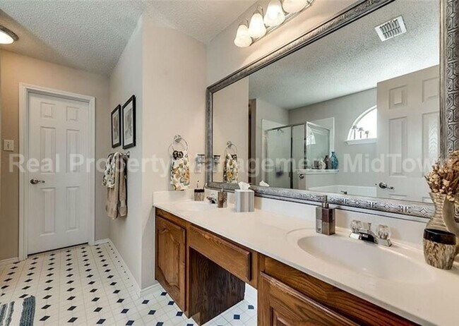 Building Photo - Spacious, Freshly Updated Family Home in P...