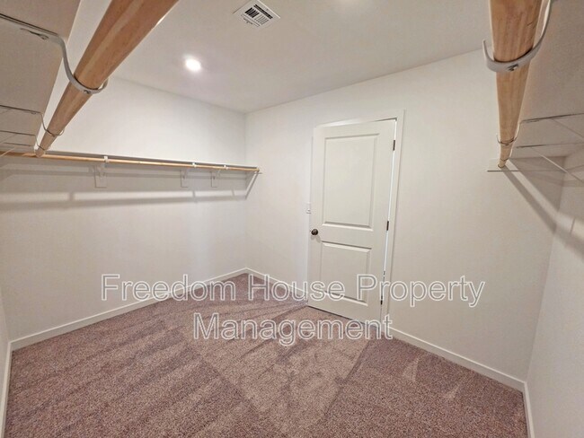 Building Photo - 660 Huyana Wind Dr