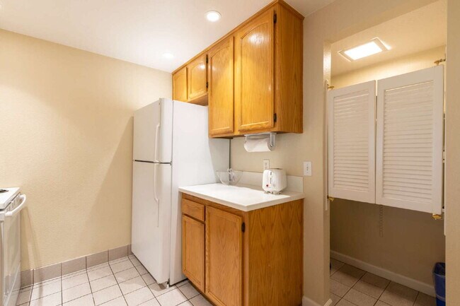 Building Photo - Scenic Long-term Rentals!