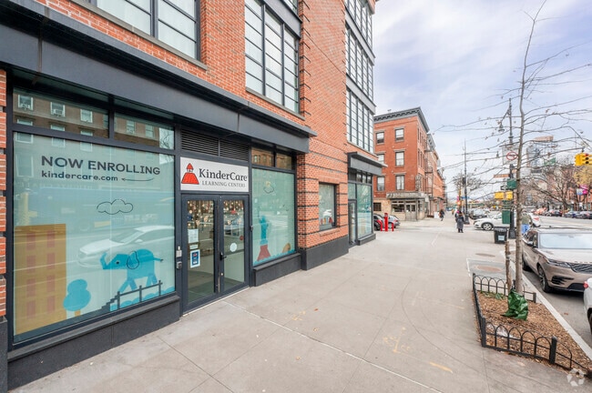 Building Photo - 325 Henry St