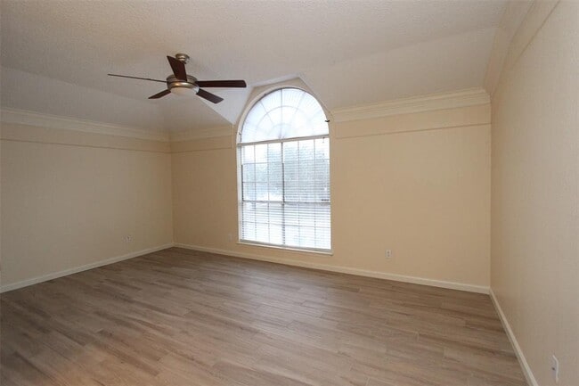 Building Photo - 15301 Ecorio Dr
