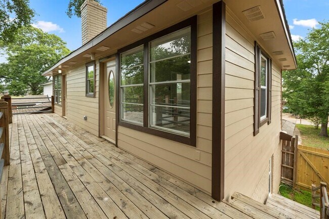 Building Photo - 1819 Redwood Ct