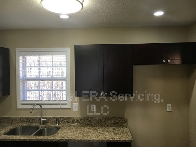 Building Photo - 753 Newport Dr