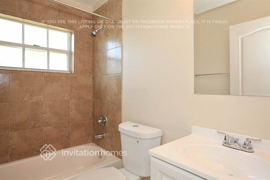 Building Photo - 504 SW 177th Ave