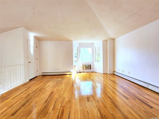 Building Photo - 96-03-96-91 91st Ave