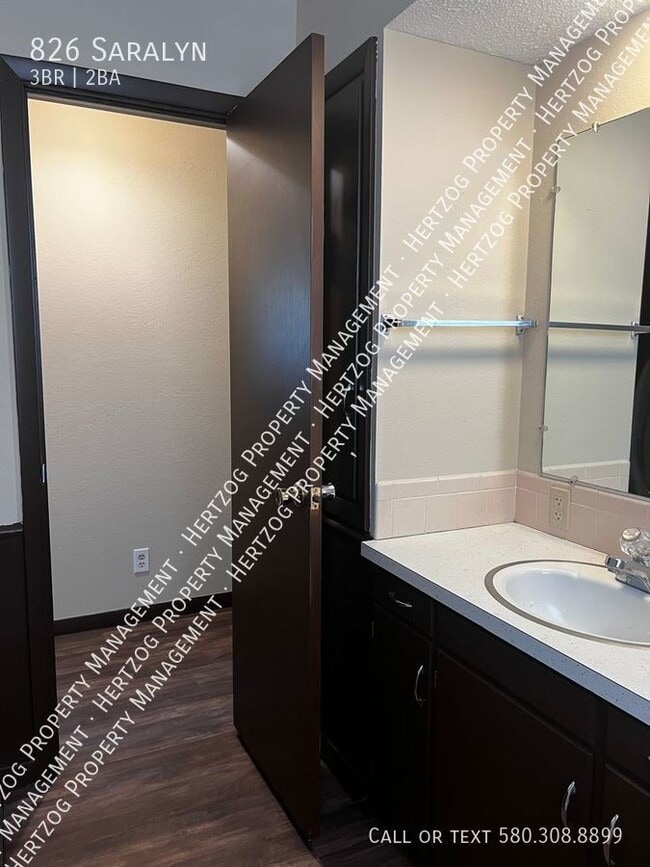 Building Photo - 826 Saralyn-