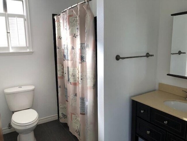 Building Photo - Oak View- Spacious Three Bedroom + Office Space