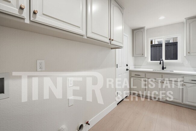 Building Photo - 5250 Fenton Way