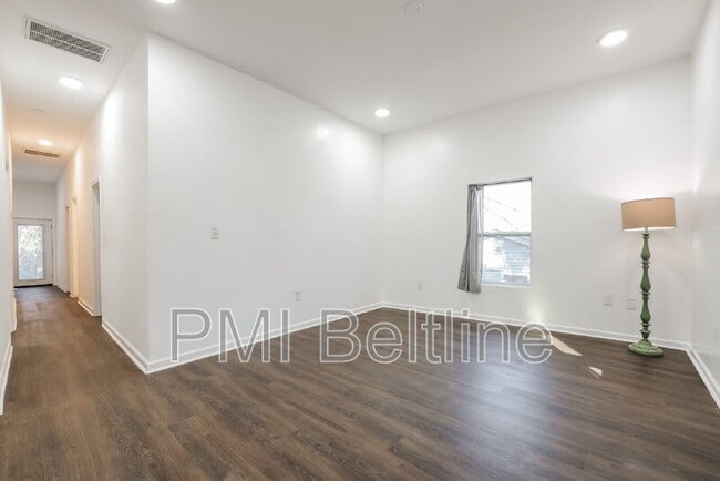 Building Photo - 1321 Bridges Ave SW