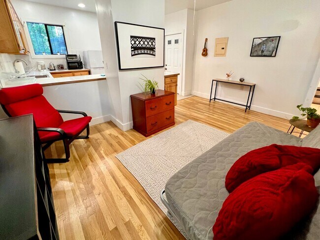 Building Photo - Modern 1-Bed in Mission Hill — All Utilities & WiFi Included!
