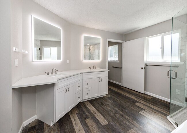Building Photo - Charming 3 Bed Home Centrally located, Lar...