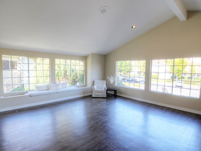 Building Photo - Stunning OCEAN VIEW Condo!