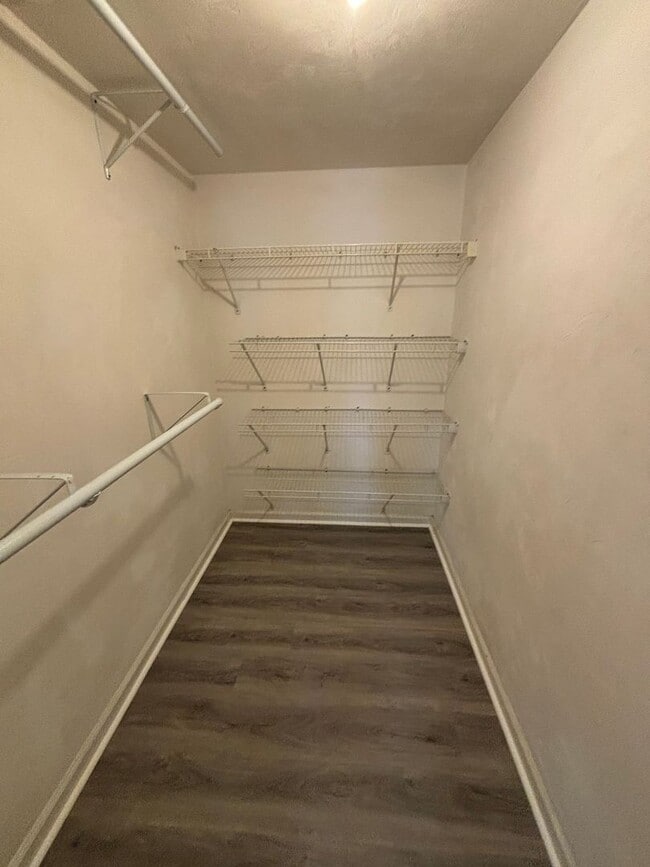 Building Photo - Beautiful 1/1 Just Minutes from Cascades Park!