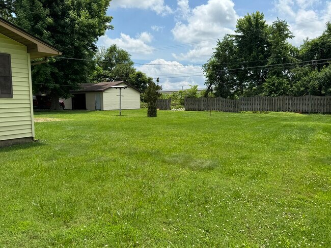Building Photo - 102 Oaklawn Cir
