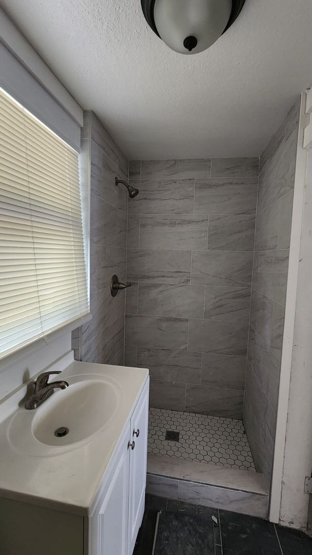 Building Photo - Renovated 4/2 Home Tampa Available Now