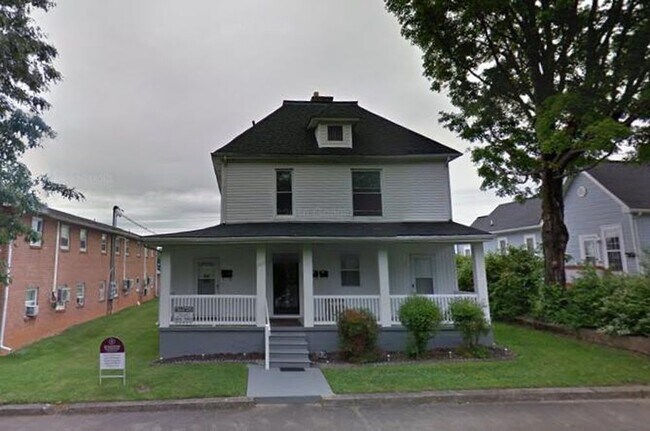 Building Photo - 306 W Maple St