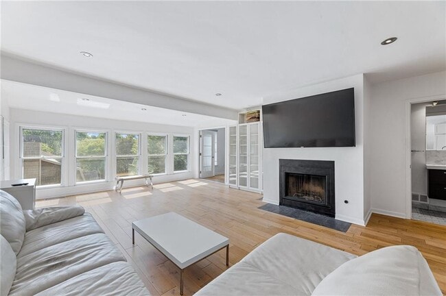 Building Photo - 908 Lenox Hill Ct NE