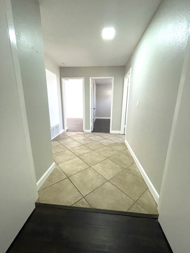 Building Photo - 1525 W Country Club Ln