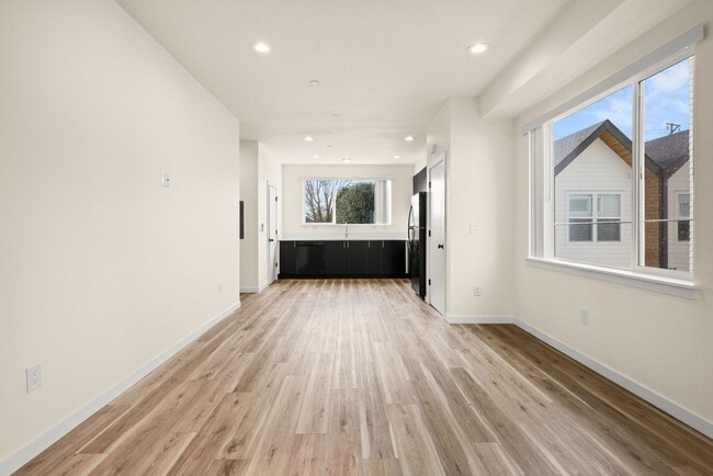 Building Photo - Vancouver Townhouses - Get 1 Month Free!