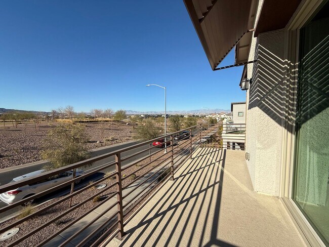 Building Photo - 3/BD 2.5/BA Contemporary Comfort in a Prime Location!