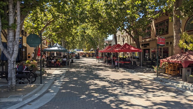 Vibrant Sunnyvale downtown is 7 min walk, 2 min drive - 999 W Evelyn Ter