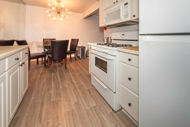 Building Photo - 9601 Bayview Dr