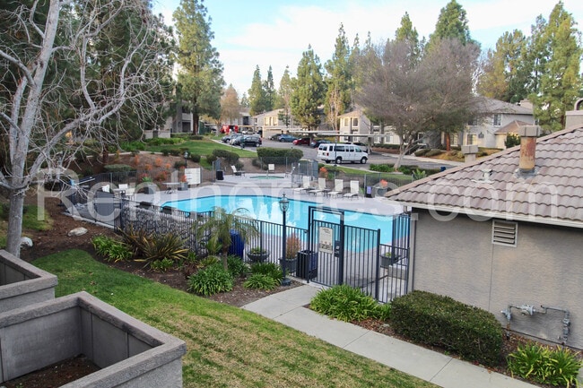 Building Photo - Rancho Bernardo, 14912 Avenida Venusto #6 - Brand New Carpet! Granite Counters, Comm Pool, Spa, T...