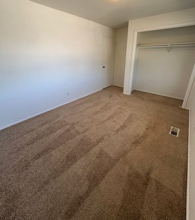 Building Photo - 3 Bedroom Townhome in Sandy!